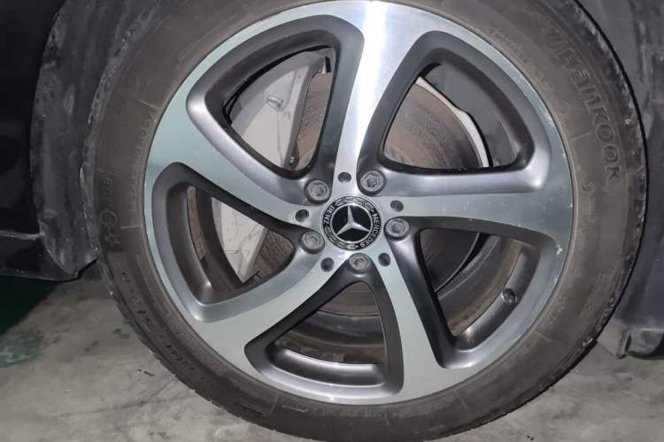 Used Mercedes-Benz E-Class 2017 E 300 L Sporty and Stylish Model Right Front Wheel Hub