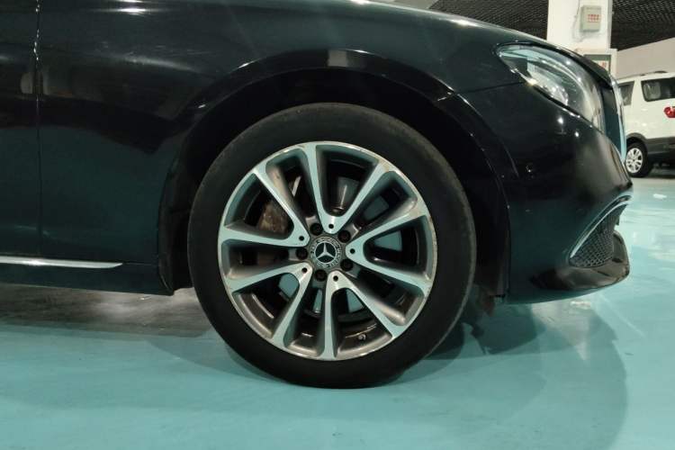 Used Mercedes-Benz E-Class 2017 E 300 L Sporty and Stylish Model Right Front Wheel Hub