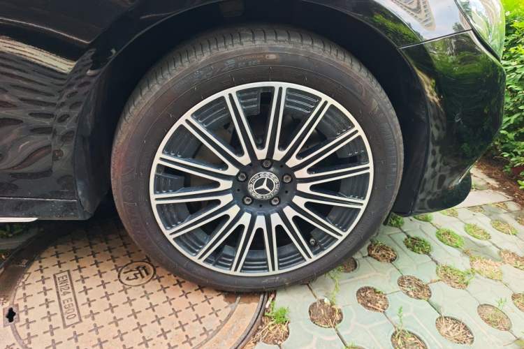 Used Mercedes-Benz E-Class 2017 E 300 L Sport Luxury Edition Right Front Wheel Hub