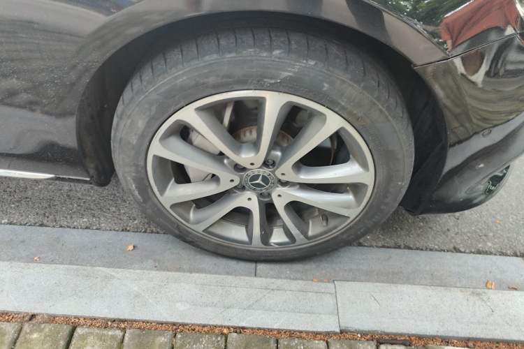 Used Mercedes-Benz E-Class 2017 E 300 L Luxury Model Right Front Wheel Hub