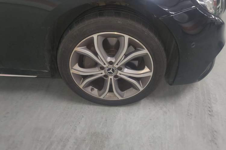 Used Mercedes-Benz E-Class 2017 E 300 L Sporty and Stylish Model Right Front Wheel Hub
