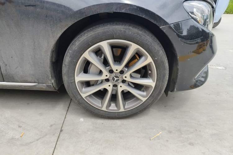 Used Mercedes-Benz E-Class 2017 E 300 L Sporty and Stylish Model Right Front Wheel Hub