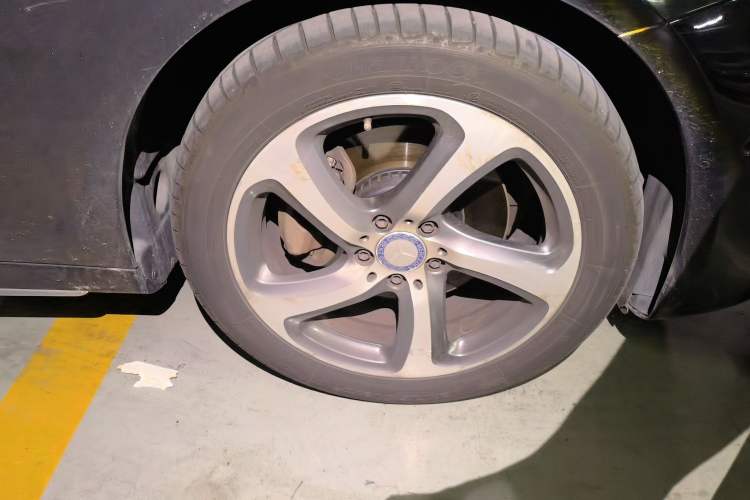 Used Mercedes-Benz E-Class 2017 E 200 L Sport 4MATIC Right Front Wheel Hub
