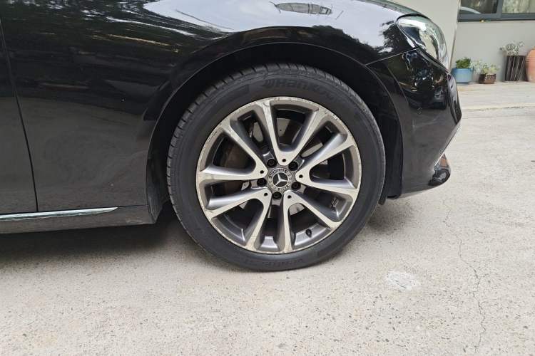 Used Mercedes-Benz E-Class 2017 E 300 L Sporty and Stylish Model Right Front Wheel Hub