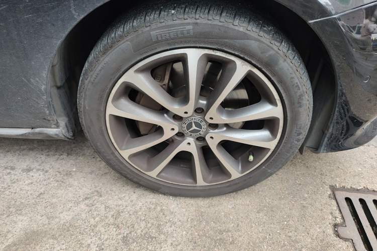 Used Mercedes-Benz E-Class 2017 E 300 L Luxury Model Right Front Wheel Hub