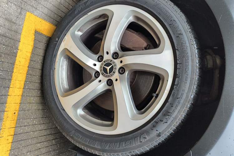 Used Mercedes-Benz E-Class 2017 E 300 L Sporty and Stylish Model Right Front Wheel Hub