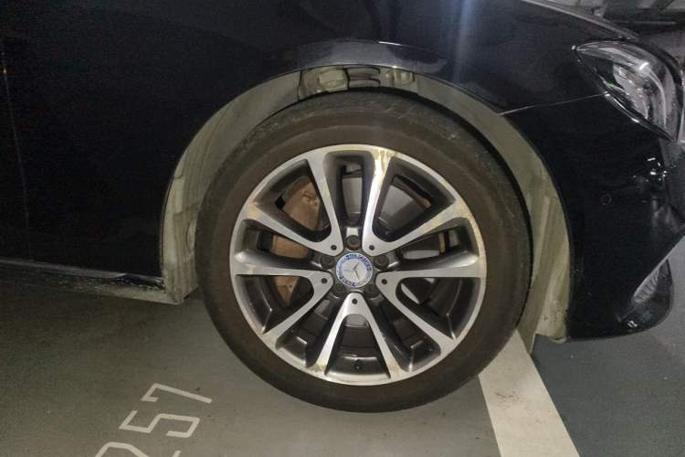 Used Mercedes-Benz E-Class 2017 E 300 L Sporty and Stylish Model Right Front Wheel Hub