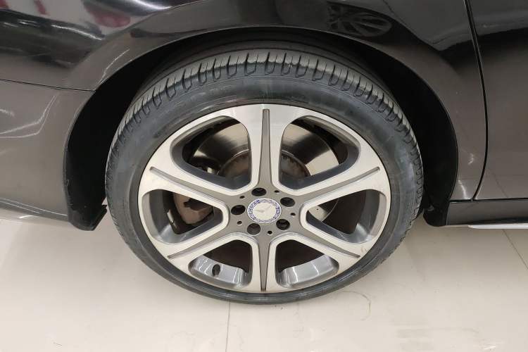 Used Mercedes-Benz E-Class 2017 E 320 L Sport 4MATIC Right Rear Wheel Hub