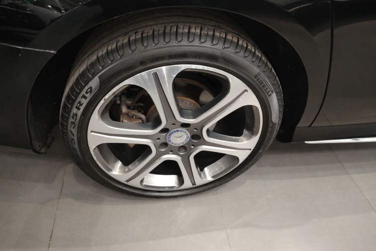 Used Mercedes-Benz E-Class 2017 E 300 L Sporty and Stylish Model Right Rear Wheel Hub