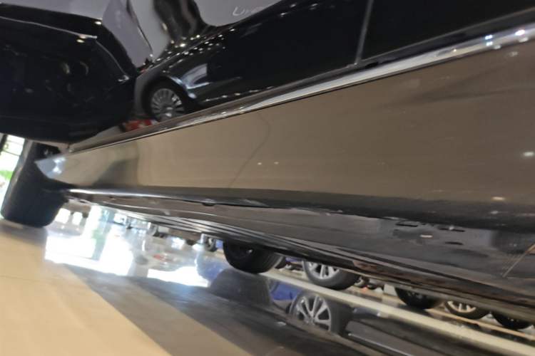 Used Mercedes-Benz E-Class 2017 E 300 L Luxury Model Right Side Sill