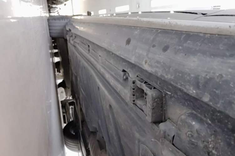 Used Mercedes-Benz E-Class 2017 E 300 L Sport Luxury Edition Right Side Sill