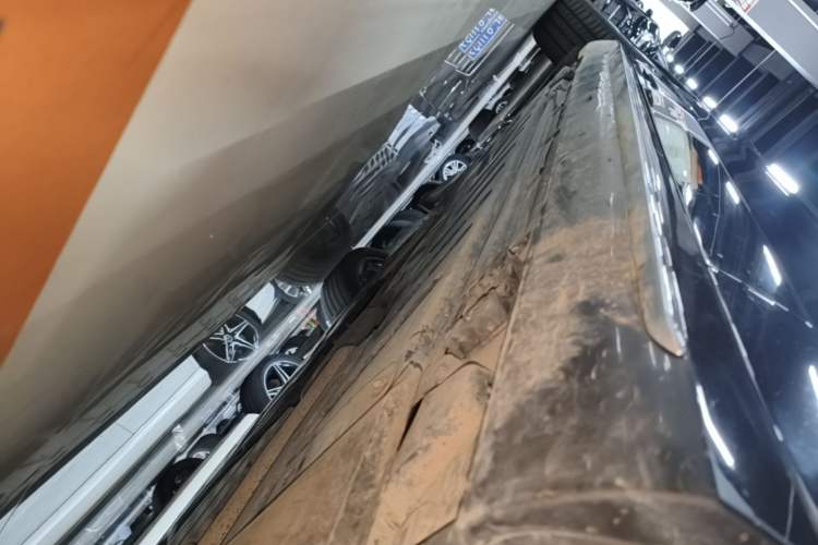 Used Mercedes-Benz E-Class 2017 E 300 L Sporty and Stylish Model Right Side Sill
