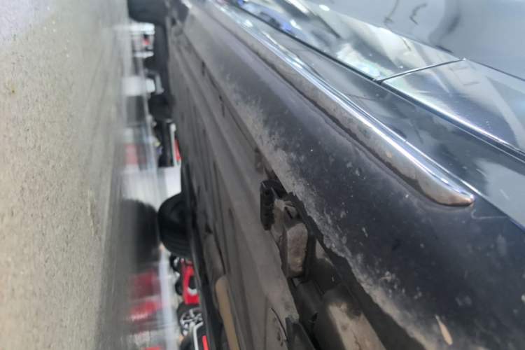 Used Mercedes-Benz E-Class 2017 E 300 L Sporty and Stylish Model Right Side Sill