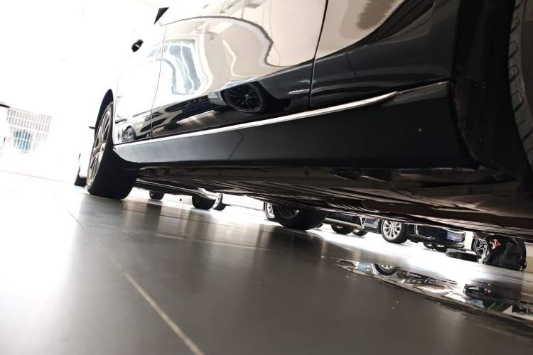 Used Mercedes-Benz E-Class 2017 E 300 L Luxury Model Right Side Sill