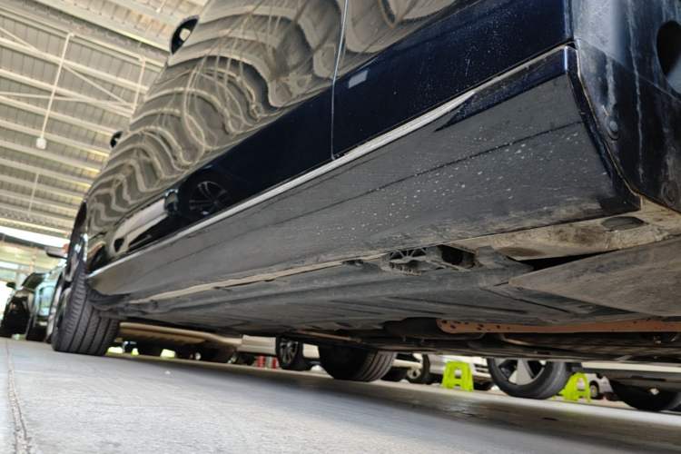 Used Mercedes-Benz E-Class 2017 E 300 L Luxury Model Right Side Sill