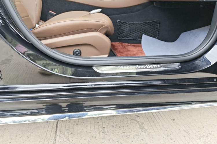 Used Mercedes-Benz E-Class 2017 E 300 L Sport Luxury Edition Right Side Sill