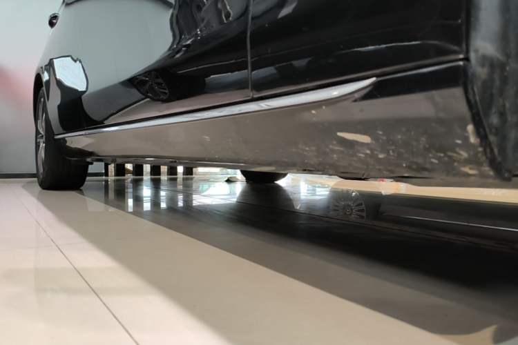 Used Mercedes-Benz E-Class 2017 E 300 L Luxury Model Right Side Sill