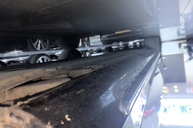 Used Mercedes-Benz E-Class 2017 E 300 L Sporty and Stylish Model Right Side Sill