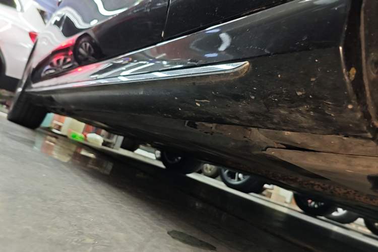 Used Mercedes-Benz E-Class 2017 E 300 L Sporty and Stylish Model Right Side Sill