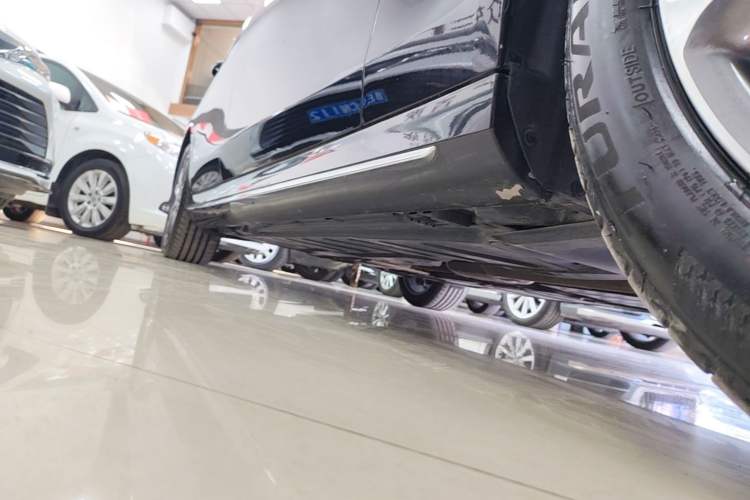 Used Mercedes-Benz E-Class 2017 E 300 L Sport Luxury Edition Right Side Sill