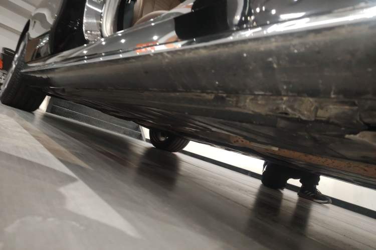 Used Mercedes-Benz E-Class 2017 E 300 L Sporty and Stylish Model Right Side Sill