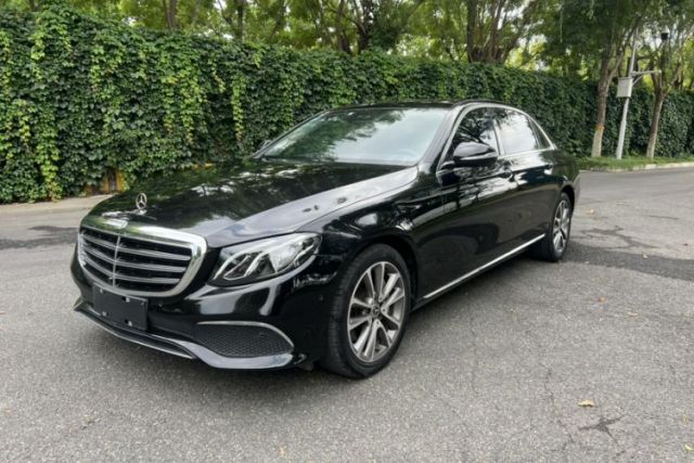 Ojetý Mercedes-Benz E-Class 2017 E 300 L Luxury Model