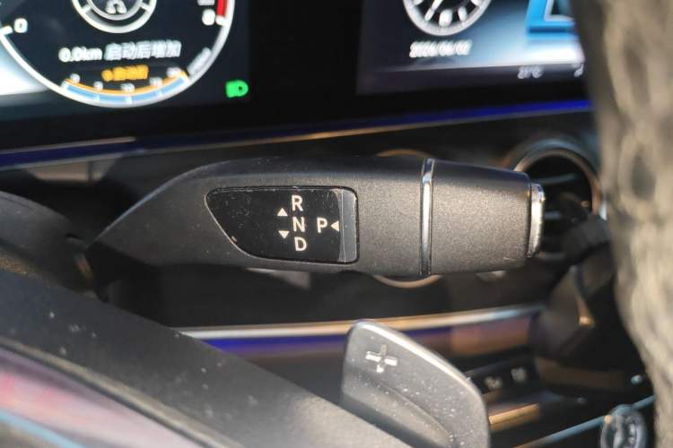 Used Mercedes-Benz E-Class 2017 E 300 L Sporty and Stylish Model Gear Lever