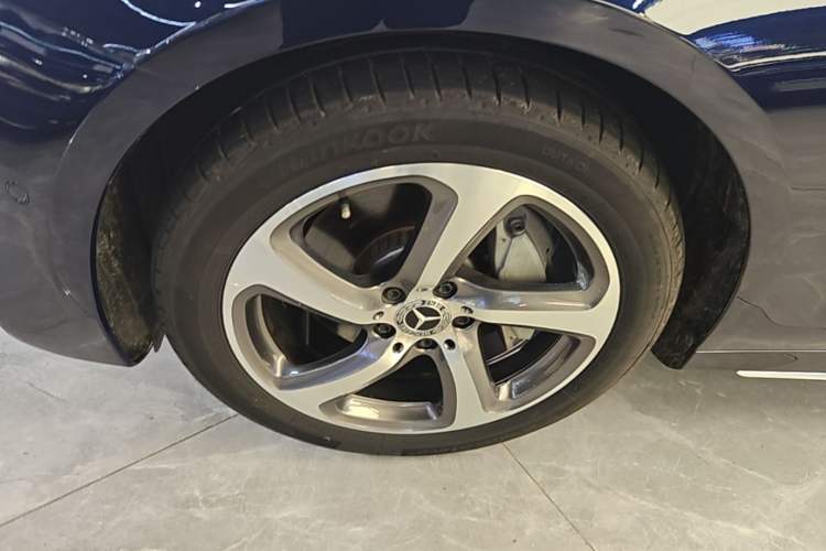 Used Mercedes-Benz E-Class 2017 E 300 L Sporty and Stylish Model Left Front Wheel Hub