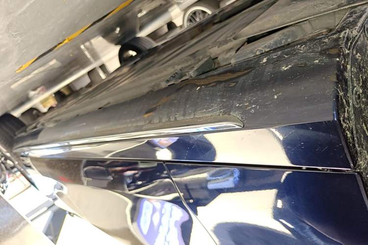Used Mercedes-Benz E-Class 2017 E 300 L Sporty and Stylish Model Left Side Sill