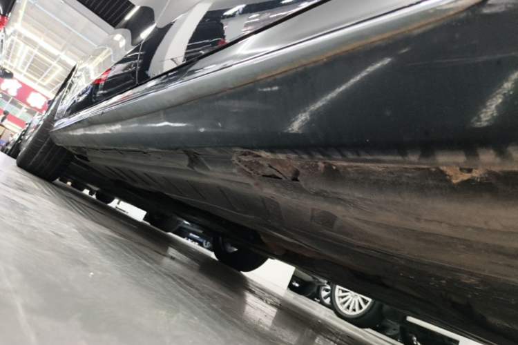 Used Mercedes-Benz E-Class 2017 E 300 L Sporty and Stylish Model Left Side Sill