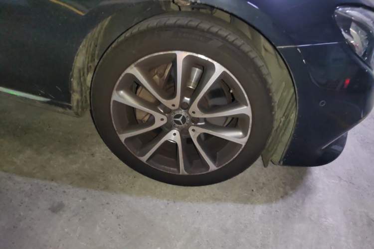 Used Mercedes-Benz E-Class 2017 E 300 L Luxury Model Right Front Wheel Hub