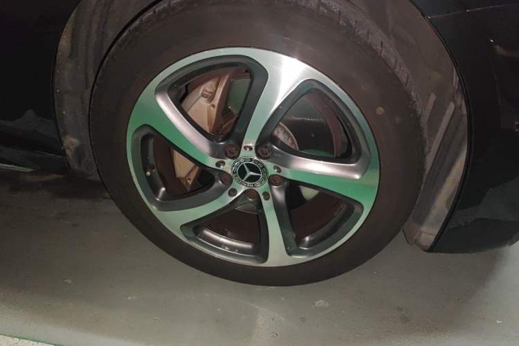 Used Mercedes-Benz E-Class 2017 E 300 L Sporty and Stylish Model Right Front Wheel Hub