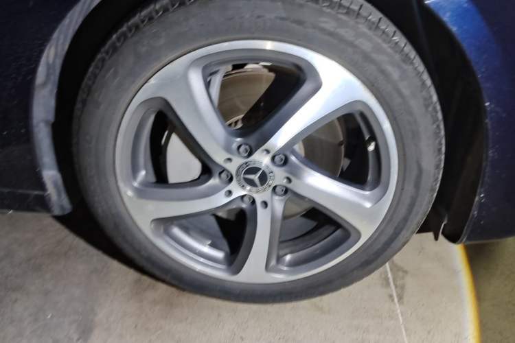 Used Mercedes-Benz E-Class 2017 E 300 L Sporty and Stylish Model Right Front Wheel Hub