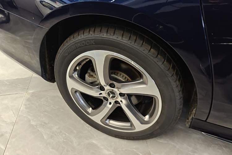 Used Mercedes-Benz E-Class 2017 E 300 L Sporty and Stylish Model Right Rear Wheel Hub