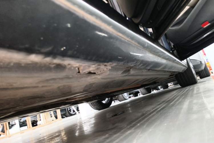 Used Mercedes-Benz E-Class 2017 E 300 L Sporty and Stylish Model Right Side Sill