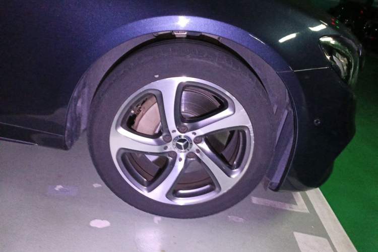 Used Mercedes-Benz E-Class 2017 E 300 L Sport Luxury Edition Right Front Wheel Hub
