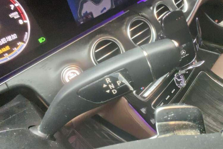 Used Mercedes-Benz E-Class 2017 E 300 L Sporty and Stylish Model Gear Lever