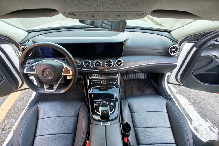 Used Mercedes-Benz E-Class 2017 E 300 L Sport Luxury Edition Interior 4