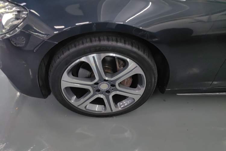 Used Mercedes-Benz E-Class 2017 E 300 L Sporty and Stylish Model Left Front Wheel Hub