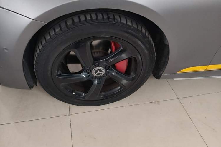 Used Mercedes-Benz E-Class 2017 E 300 L Sporty and Stylish Model Left Front Wheel Hub