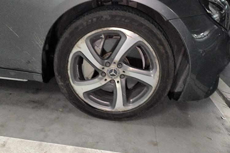 Used Mercedes-Benz E-Class 2017 E 300 L Sporty and Stylish Model Right Front Wheel Hub