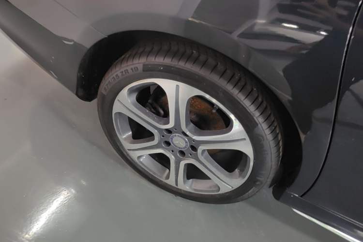 Used Mercedes-Benz E-Class 2017 E 300 L Sporty and Stylish Model Right Rear Wheel Hub