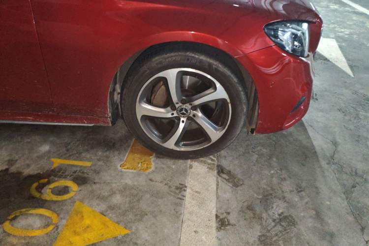 Used Mercedes-Benz E-Class 2017 E 300 L Sporty and Stylish Model Right Front Wheel Hub