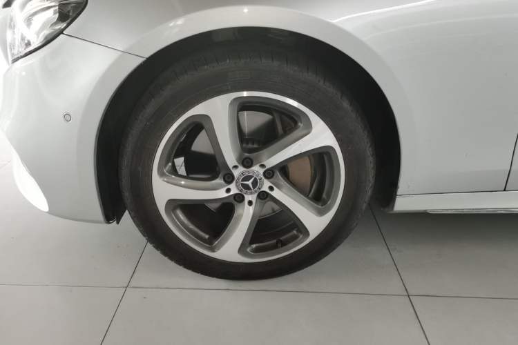 Used Mercedes-Benz E-Class 2017 E 300 L Sporty and Stylish Model Exterior 1
