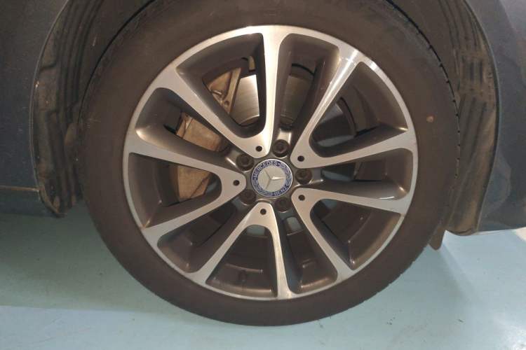 Used Mercedes-Benz E-Class 2017 E 300 L Luxury Model Right Front Wheel Hub