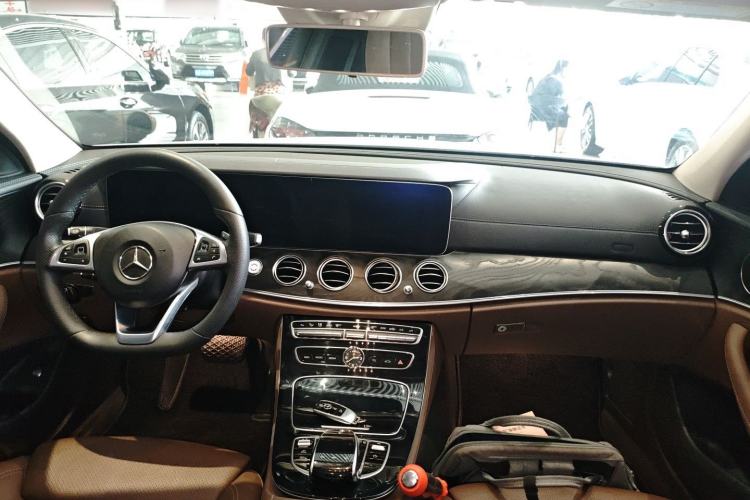 Used Mercedes-Benz E-Class 2017 E 200 L Sport 4MATIC Center Console