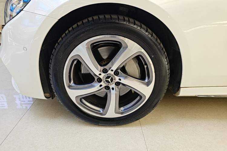 Used Mercedes-Benz E-Class 2017 E 300 L Sporty and Stylish Model Exterior 4