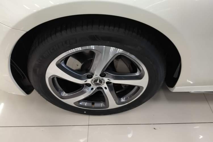 Used Mercedes-Benz E-Class 2017 E 300 L Sporty and Stylish Model Exterior 4