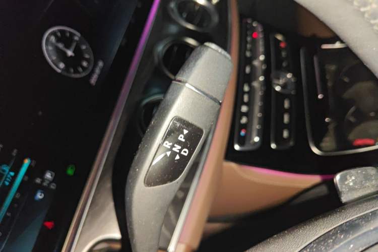 Used Mercedes-Benz E-Class 2017 E 300 L Sporty and Stylish Model Gear Lever