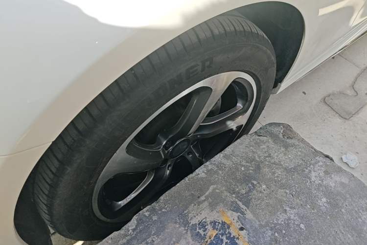 Used Mercedes-Benz E-Class 2017 E 200 L Sport 4MATIC Left Front Wheel Hub